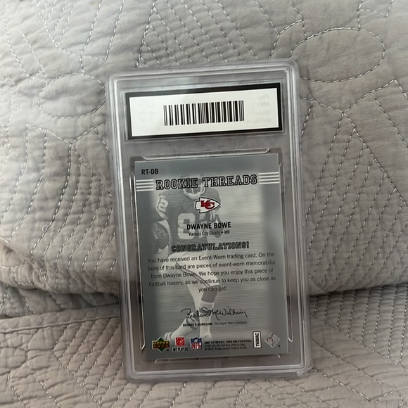 Kansas City Chiefs Dwayne Bowe Game Used Rookie Threads NFL 2007 SP - Picture 4 of 4